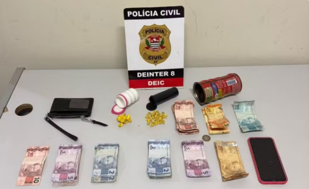 Com porções de crack escondidas em potes, mulher é presa por tráfico de no Jardim Morada do Sol, em Presidente Prudente