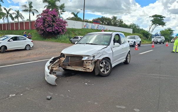 Acidente entre dois carros é registrado na SP-294, em Parapuã