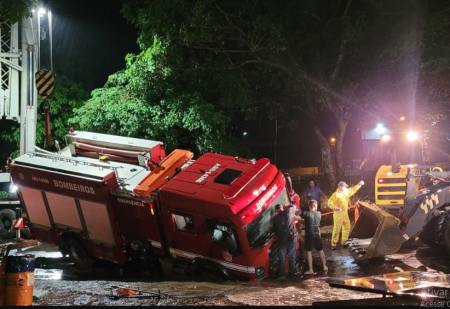 Viatura dos Bombeiros fica presa em buraco apÃ³s asfalto ceder em Dracena