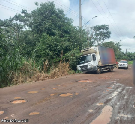 Poste evita tombamento de caminhÃ£o em estrada rural de Bastos