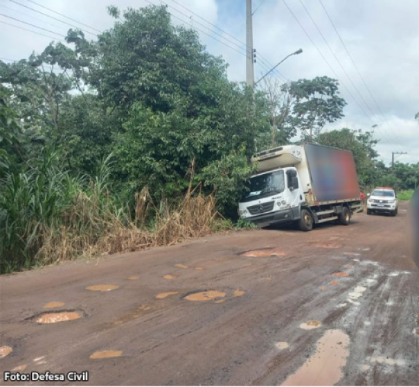 Poste evita tombamento de caminhão em estrada rural de Bastos