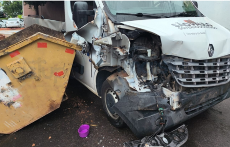 Van de Sagres perde freio e provoca acidente em frente Ã  Santa Casa de TupÃ£