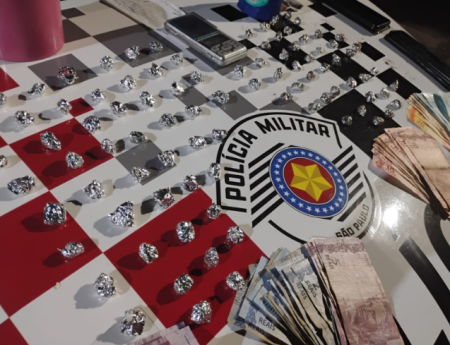 Homem e mulher sÃ£o presos por trÃ¡fico de drogas em FlÃ³rida Paulista