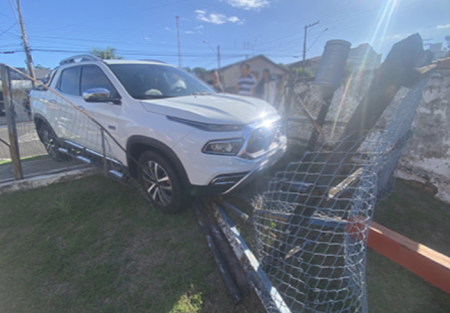 Caminhonete atinge prÃ©dio da Casa da Agricultura em FlÃ³rida Paulista
