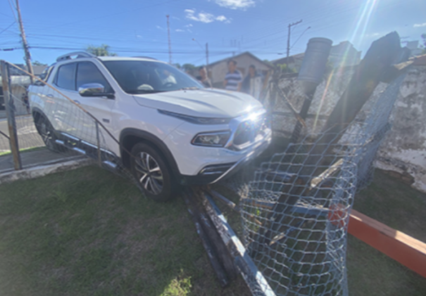 Caminhonete atinge prédio da Casa da Agricultura em Flórida Paulista