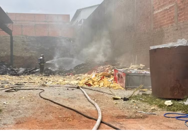 Incêndio atinge galpão de recicláveis em Adamantina e mobiliza Corpo de Bombeiros