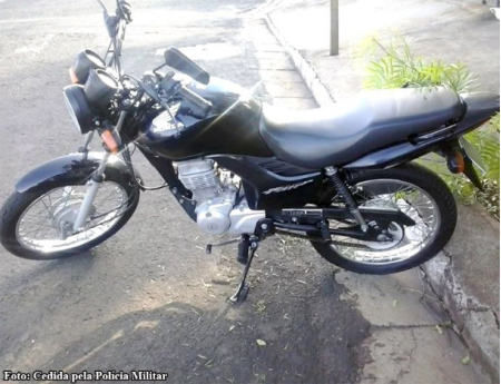 Adolescente Ã© flagrado com moto furtada em TupÃ£