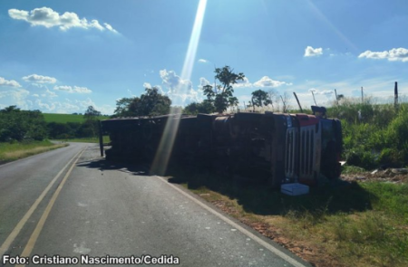 Caminhoneiro do ParanÃ¡ fica ferido apÃ³s tombamento na vicinal de Iacri