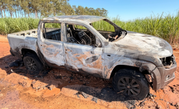 Camionete é destruída por incêndio às margens da Rodovia em Adamantina