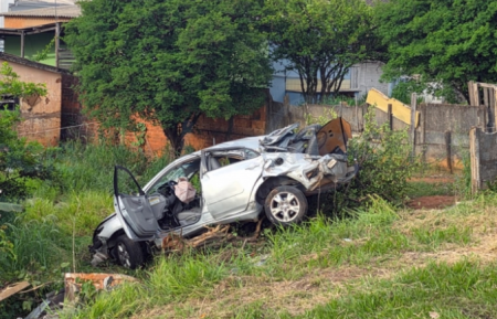 Carro Atravessa Rodovia SP-294, Capota e Para no Quintal de Casa em Quintana