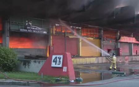 IncÃªndio atinge pavilhÃ£o da Ceasa em IrajÃ¡ e destrÃ³i lojas