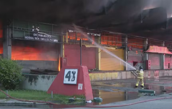 Incêndio atinge pavilhão da Ceasa em Irajá e destrói lojas