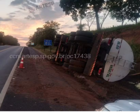 Carreta carregada com Ã³leo vegetal tomba na SP-294 em JunqueirÃ³polis