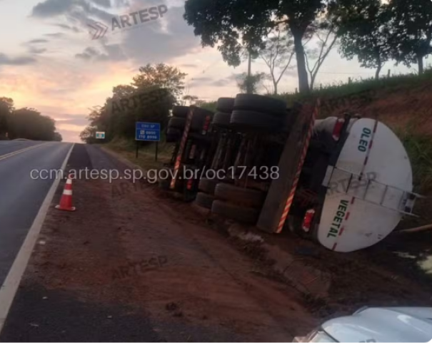 Carreta carregada com óleo vegetal tomba na SP-294 em Junqueirópolis