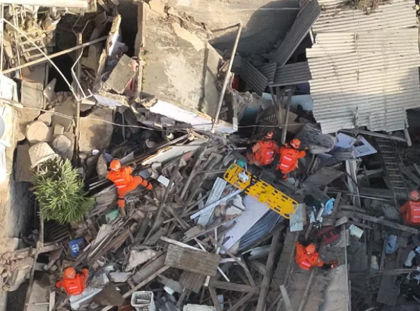 Parte de sobrado desaba no Catete, no Rio, e deixa moradores feridos