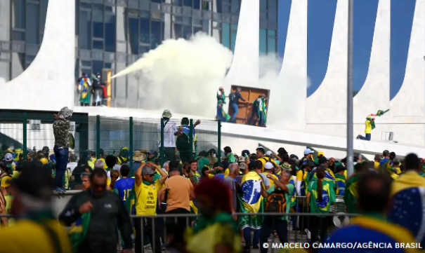 Câmara aprova projeto que reduz penas dos condenados pelo 8 de janeiro
