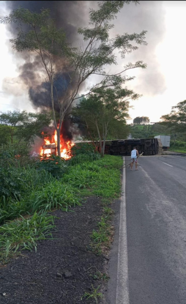 Caminhão com bagaço de cana tomba e pega fogo na SP-425, em Parapuã