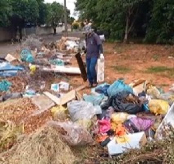 Prefeitura de Osvaldo Cruz realiza ação de limpeza e retirada de entulhos no Agostinho Caliman