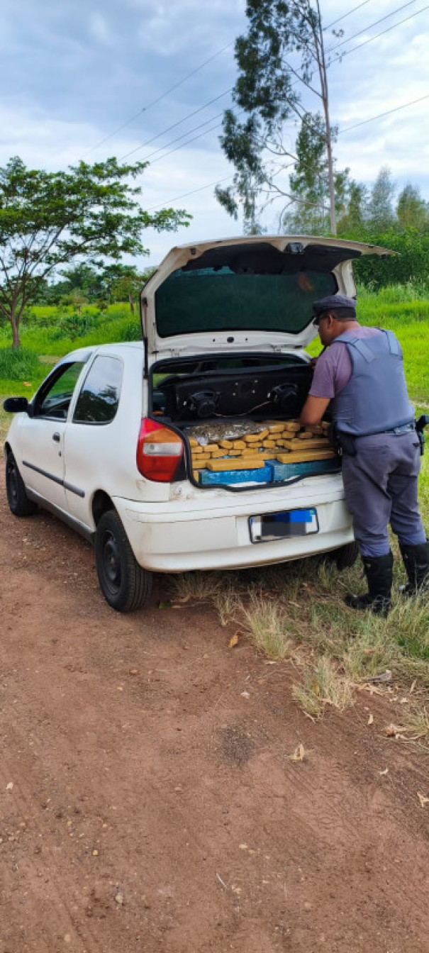 Duas pessoas são presas com carga de drogas e arma em Teodoro Sampaio
