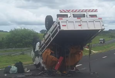 CaminhÃ£o tomba na Rodovia Raposo Tavares, em Rancharia