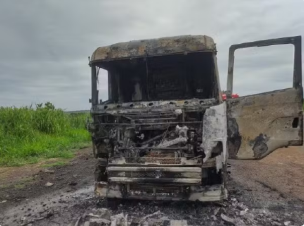 Caminhão de soja pega fogo na Rodovia da Integração e carga de mercadoria é salva em Dracena