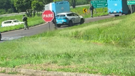 Preso arromba porta e alÃ§apÃ£o de ventilaÃ§Ã£o de viatura e tenta fugir durante transferÃªncia