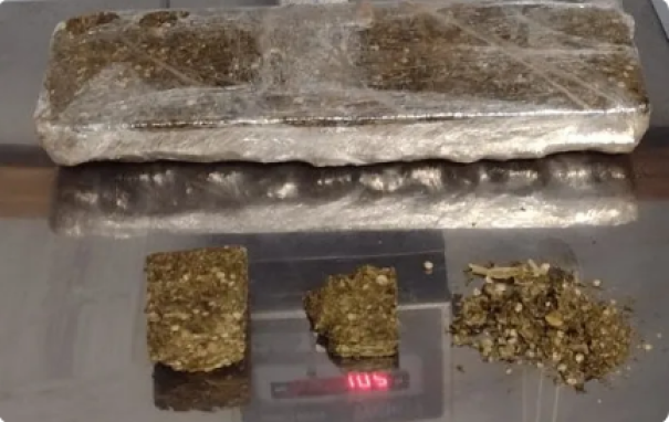 Jovem discute com esposa e é preso após policiais encontrarem porções de drogas em gaveta de cômoda, em Presidente Prudente