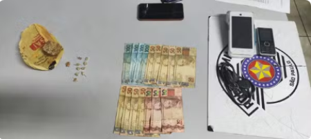 Rapaz Ã© preso com porÃ§Ãµes de crack escondidas no tapete do banco do motorista, no Jardim AviaÃ§Ã£o, em Presidente Prudente