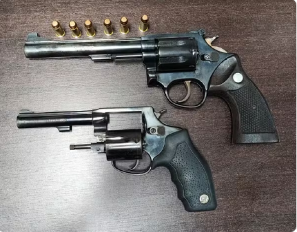Tio e sobrinho são presos por manter dois revólveres de calibre 38 escondidos em residência, em Presidente Prudente