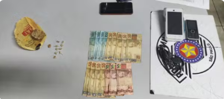 Rapaz Ã© preso com porÃ§Ãµes de crack escondidas no tapete do banco do motorista, no Jardim AviaÃ§Ã£o, em Presidente Prudente