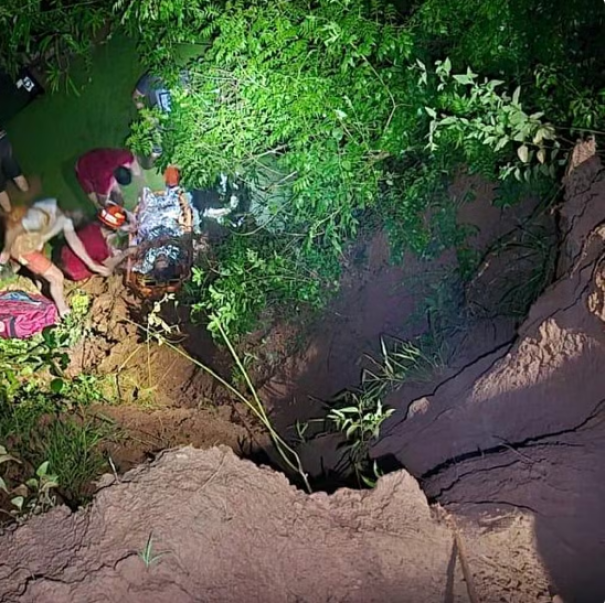 Jipe despenca de ribanceira em trilha, fica parcialmente submerso em córrego e vítimas são resgatadas pelos bombeiros