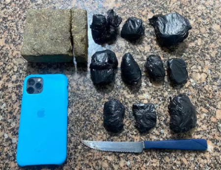 Adolescente de 17 anos Ã© apreendido apÃ³s ser flagrado fracionando tijolo de maconha em Presidente Venceslau