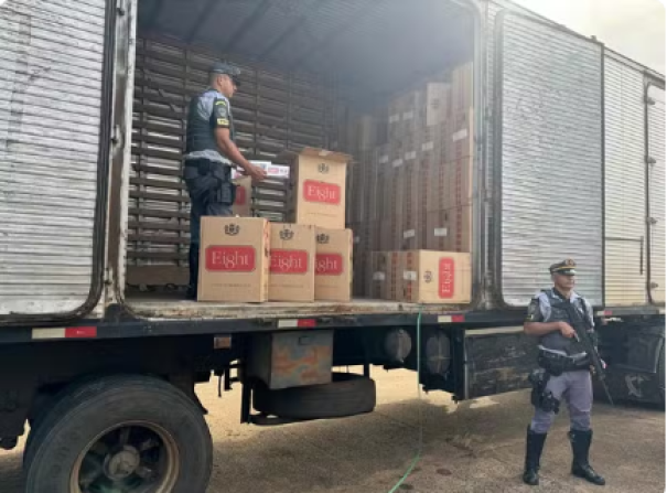 Fiscalização apreende carreta com carga de cigarros contrabandeados do Paraguai avaliada em R$ 1,5 milhão