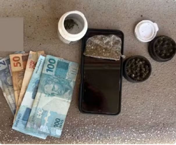 Ao esconder maconha dentro de pochete e dirigir caminhão sob efeito de droga, homem é preso em Teodoro Sampaio