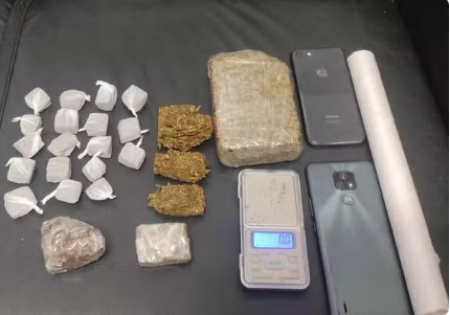Com maconha escondida em cÃ´moda, dois jovens sÃ£o presos em Presidente EpitÃ¡cio