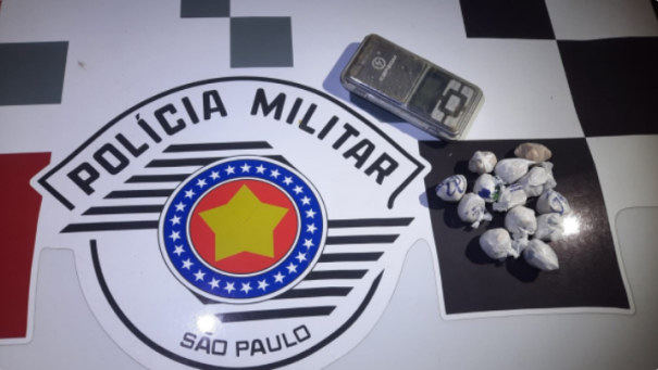 Após denúncia anônima PM apreende drogas em matagal pela linha férrea em Adamantina