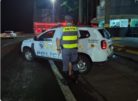 Foragido da JustiÃ§a Ã© preso apÃ³s ser flagrado dirigindo caminhÃ£o com CNH falsa, em Presidente EpitÃ¡cio