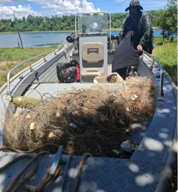 Patrulhamento apreende 410 metros de redes de pesca armadas irregularmente no Rio Paraná, entre Presidente Epitácio e Teodoro Sampaio