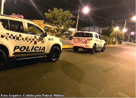 Homem flagrado golpeando portÃ£o com facÃ£o Ã© autuado por violÃªncia domÃ©stica em TupÃ£