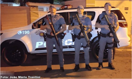 Jovem tenta se disfarÃ§ar com bonÃ© mas Ã© preso no Bairro Bela Vista em TupÃ£