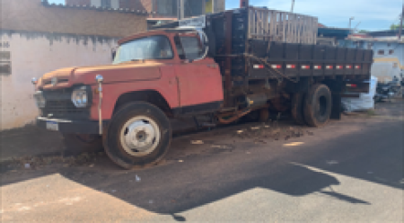 VocÃª RepÃ³rter: Moradores reclamam de caminhÃ£o parado e materiais reciclÃ¡veis causando transtornos na Rua Santa Augusta em OC