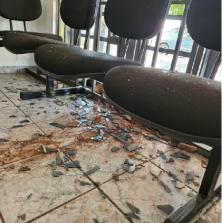 ApÃ³s prisÃ£o de marido, mulher danifica instalaÃ§Ãµes de batalhÃ£o da PolÃ­cia Militar e acaba presa em Ouro Verde