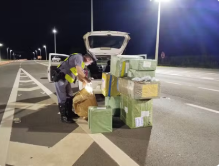 Ao transportar 400 baterias de celulares e 7 mil Ã³culos sem nota fiscal em veÃ­culo, homem Ã© preso em Santa Mercedes