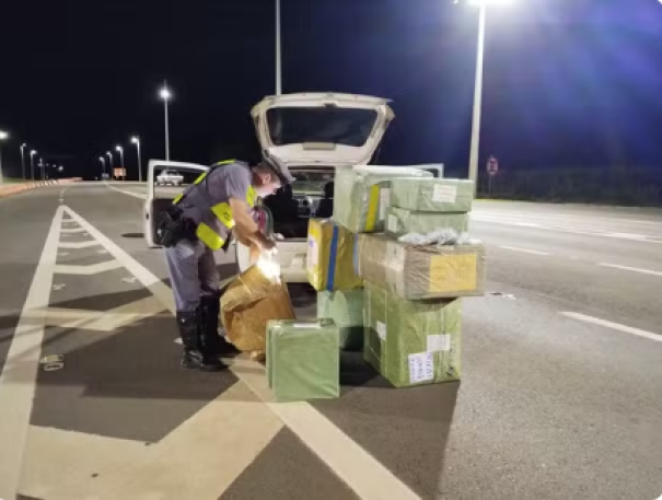 Ao transportar 400 baterias de celulares e 7 mil óculos sem nota fiscal em veículo, homem é preso em Santa Mercedes