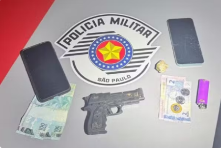 Homem Ã© preso e adolescente Ã© apreendido por trÃ¡fico de droga e porte de simulacro de arma de fogo em Panorama