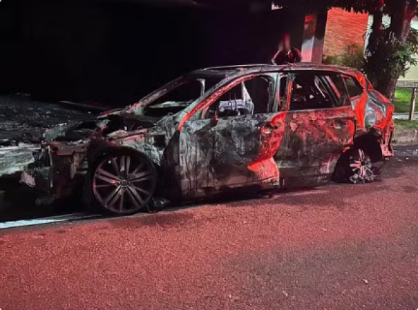 Carro híbrido pega fogo enquanto carregava em garagem de casa em condomínio de luxo, em Presidente Prudente