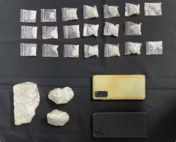 Durante perseguição policial, carro desliga por problemas mecânicos e motorista é preso com porções de cocaína em Presidente Prudente