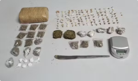 Mototaxista Ã© preso apÃ³s ser flagrado com mais de 150 porÃ§Ãµes de crack dentro de pochete, na Vila Comercial, em Presidente Prudente