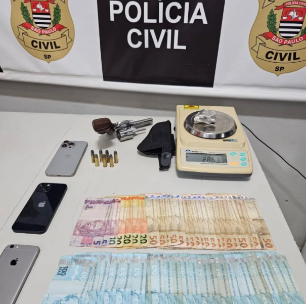 Polícia Civil cumpre mandados de busca e prende suspeitos com armas e drogas