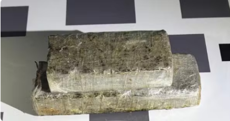 Homem Ã© preso por trÃ¡fico de droga apÃ³s serem encontrados dois tijolos de maconha dentro de carro, em Dracena